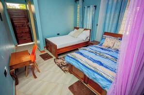 1 habitación, tabla de planchar con plancha, wifi y ropa de cama