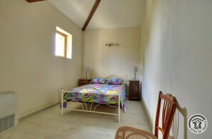 2 عدّة غرف نوم ومكواة/لوح كي