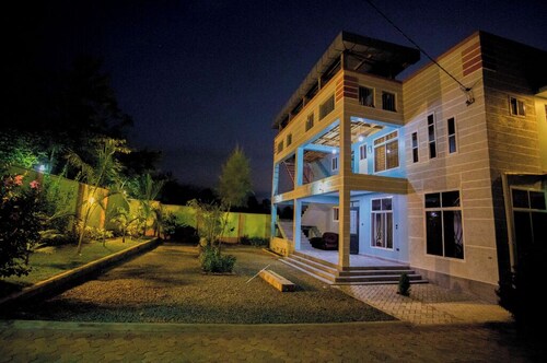 Charming 9-bedroom hotel with WiFi, AC in terrific Moshi
