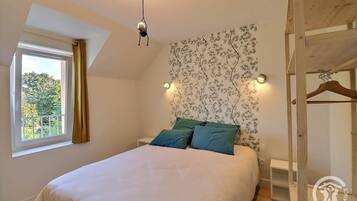 3 bedrooms, iron/ironing board, free WiFi, bed sheets