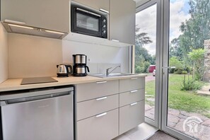 Refrigerador, horno, placa de cocina, cafetera/tetera