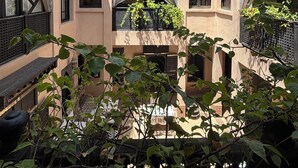 A courtyard with arches, a balcony, and a view of the sky. - Suite in the heart of Marrakech's medina (Marrakech)