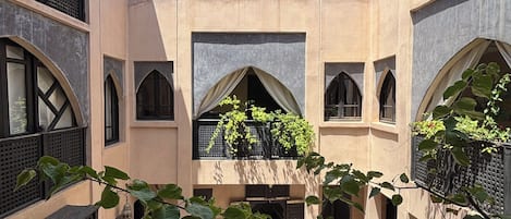 المنطقة المحيطة بالمنشأة