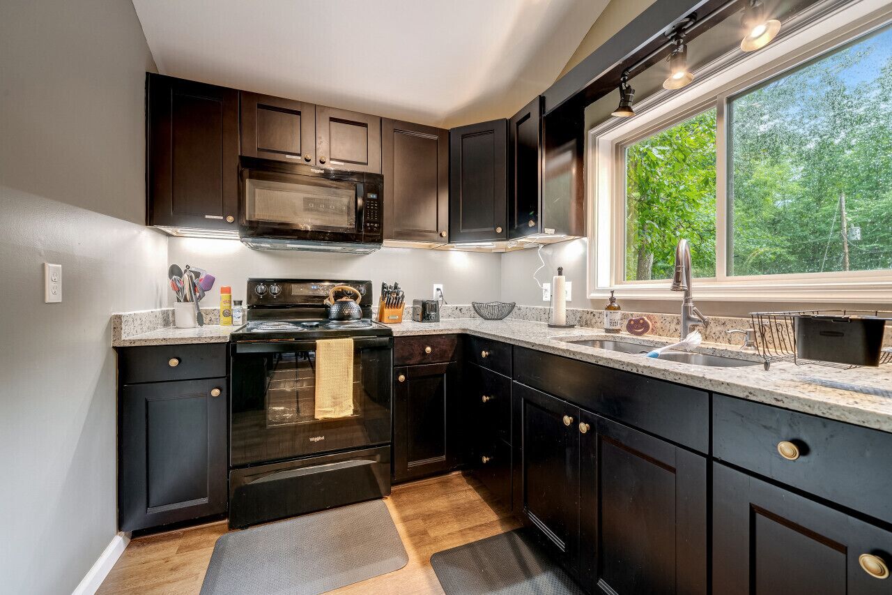 Chic Getaway with Hot Tub & opt. Resort Access, Hedgesville, WV Vacation Rental Cabin ByOwner