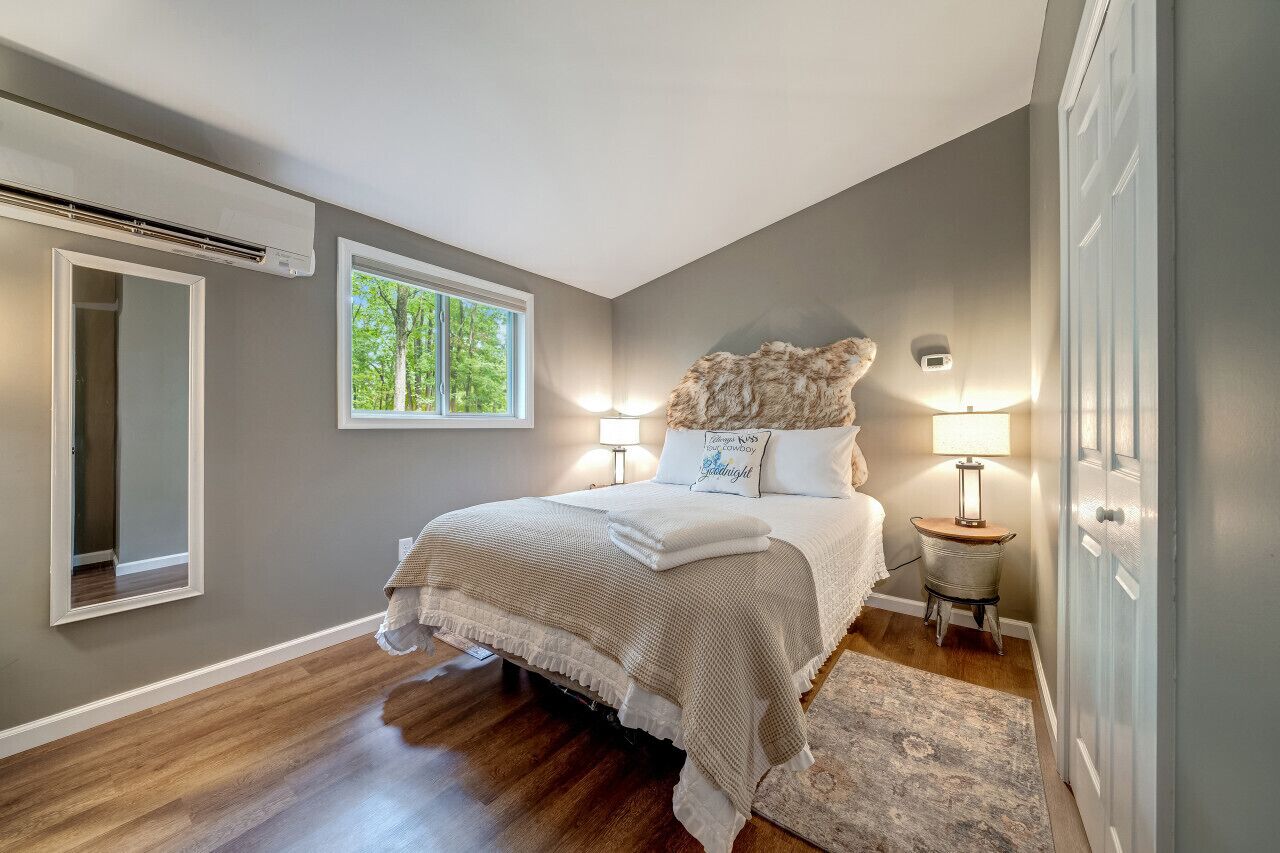 Chic Getaway with Hot Tub & opt. Resort Access, Hedgesville, WV Vacation Rental Cabin ByOwner