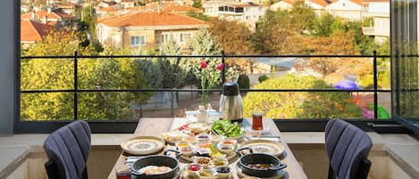 Termasuk sarapan masakan tempatan setiap hari