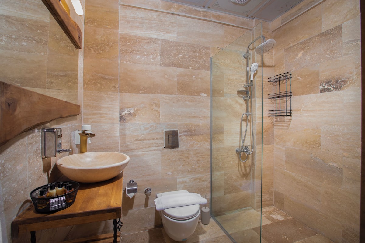 Royal Room, Balcony, Mountain View | Bathroom | Shower, free toiletries, hair dryer, slippers