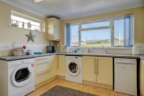 Jääkaappi, mikroaaltouuni, uuni, astianpesukone