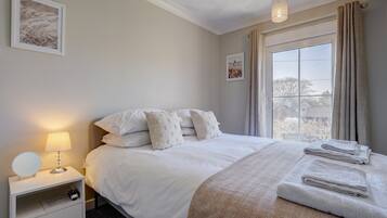 2 dormitorios, tabla de planchar con plancha, cuna de viaje