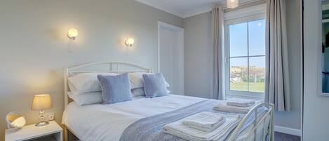 2 slaapkamers, een strijkplank/strijkijzer, reisbedje, gratis wifi