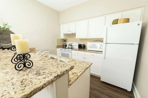 Charming 2-bedroom cottage, pools & fitness room, WiFi in historic Williamsburg