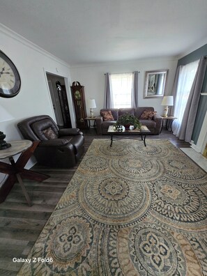 Smart TV - Charming and Cozy 3-bedroom house   (Toledo)