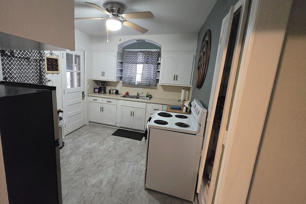 Kylskåp, mikrovågsugn, ugn och spishäll