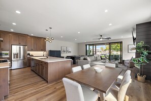 冷蔵庫、電子レンジ、オーブン、コンロ