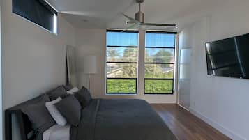 4 bedrooms, desk, iron/ironing board, travel crib