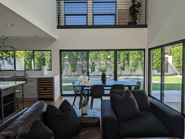 Smart TV, mesa de pingue-pongue, aparelho de som