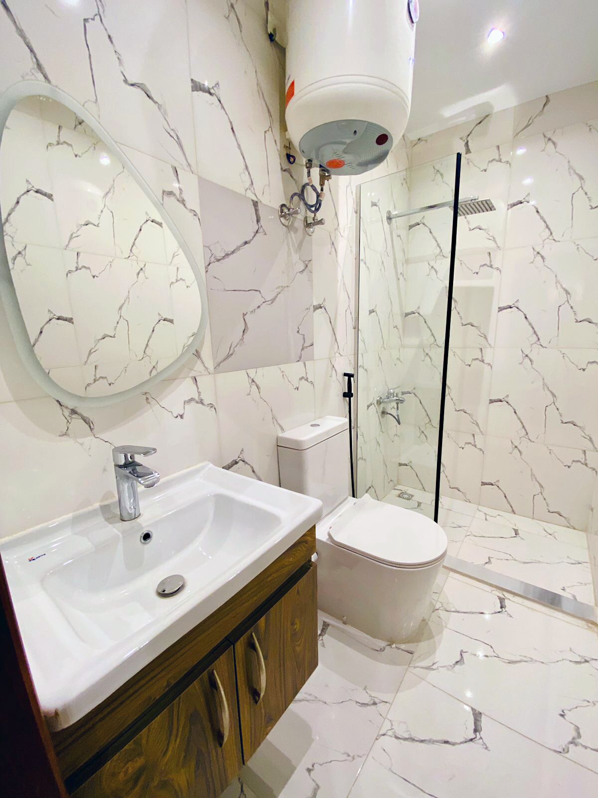 Habitación panorámica con 2 camas individuales, 1 habitación, en una planta alta | Baño | Artículos de higiene personal gratuitos, secador de pelo y albornoces