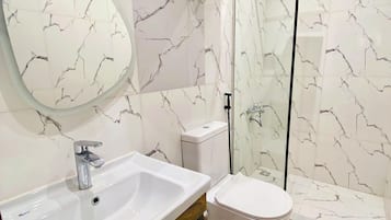 Habitación panorámica con 2 camas individuales, 1 habitación, en una planta alta | Baño | Artículos de higiene personal gratuitos, secador de pelo y albornoces