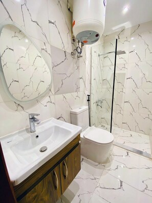 Habitación económica con 2 camas individuales | Baño | Artículos de higiene personal gratuitos, secador de pelo y albornoces