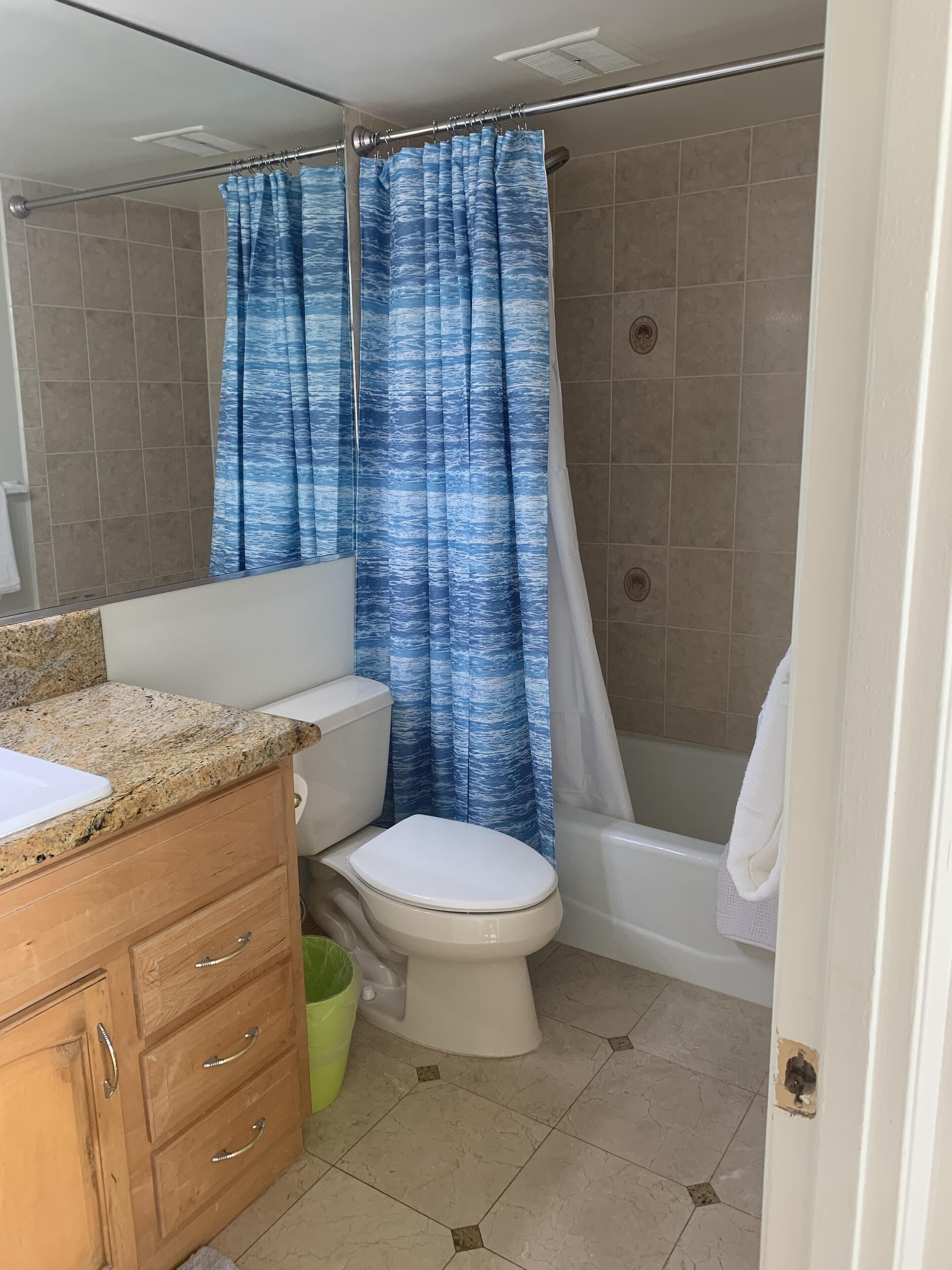 Un bagno con il water, la doccia e il lavandino.