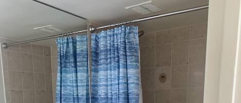 Un bagno con il water, la doccia e il lavandino.