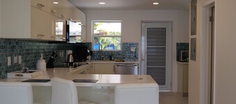 217B Luxury villa in lovely Jolly Harbour with WiFi, 3 Minutes walk to the beach