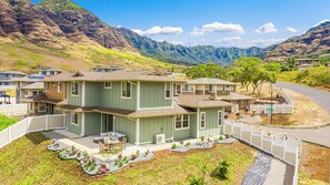 Exterior - Spacious 4-bedroom house with Scenic Mountain and Ocean Views in Makaha Valley! (Waianae)