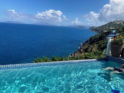 Luxurious Villa w/ Stunning Ocean Views & Pool