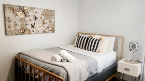 3 bedrooms, desk, WiFi, bed sheets - DRIP DROP INN - Stylish Hill Country Home in the Heart of Dripping Springs (Dripping Springs)