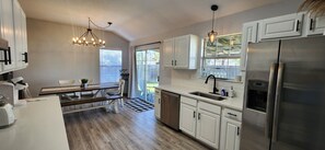 Geladeira, micro-ondas, fogão, cooktop