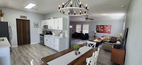 DRIP DROP INN - Stylish Hill Country Home in the Heart of Dripping Springs