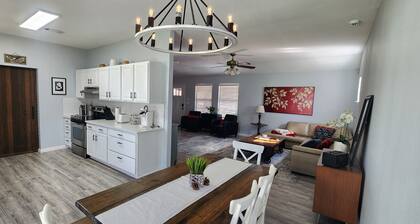 DRIP DROP INN - Stylish Hill Country Home in the Heart of Dripping Springs