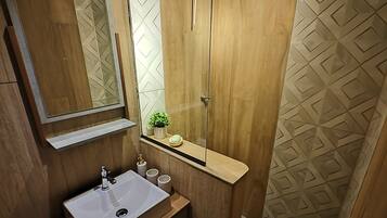 Doccia, asciugacapelli, asciugamani, sapone