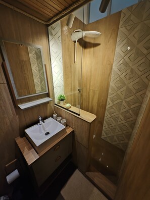 Doccia, asciugacapelli, asciugamani, sapone