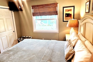 2 bedrooms, desk, iron/ironing board, WiFi