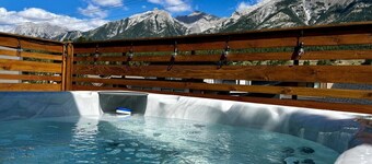 The Peak Retreat: NEW Luxe 5BR Mtn Views + Hot Tub