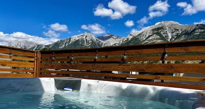 The Peak Retreat: NEW Luxe 5BR Mtn Views + Hot Tub