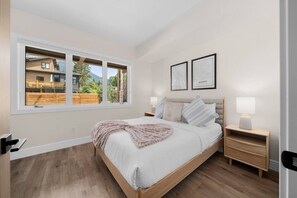 5 bedrooms, iron/ironing board, WiFi, bed sheets