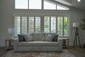 Smart TV - Coastal Getaway: 4BR Huntington B near Surf & Sun, 5 minutes to beach (Huntington Beach)