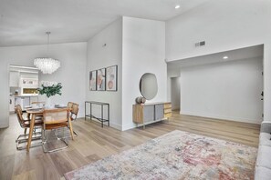 Dining - Coastal Getaway: 4BR Huntington B near Surf & Sun, 5 minutes to beach (Huntington Beach)