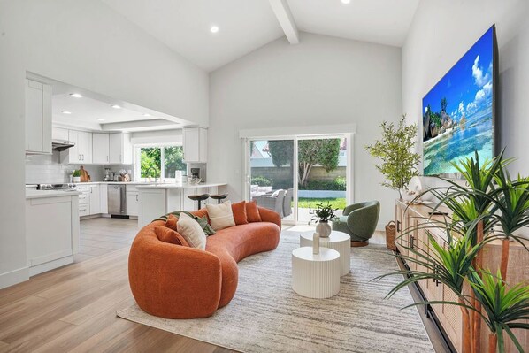 Smart TV - Coastal Getaway: 4BR Huntington B near Surf & Sun, 5 minutes to beach (Huntington Beach)