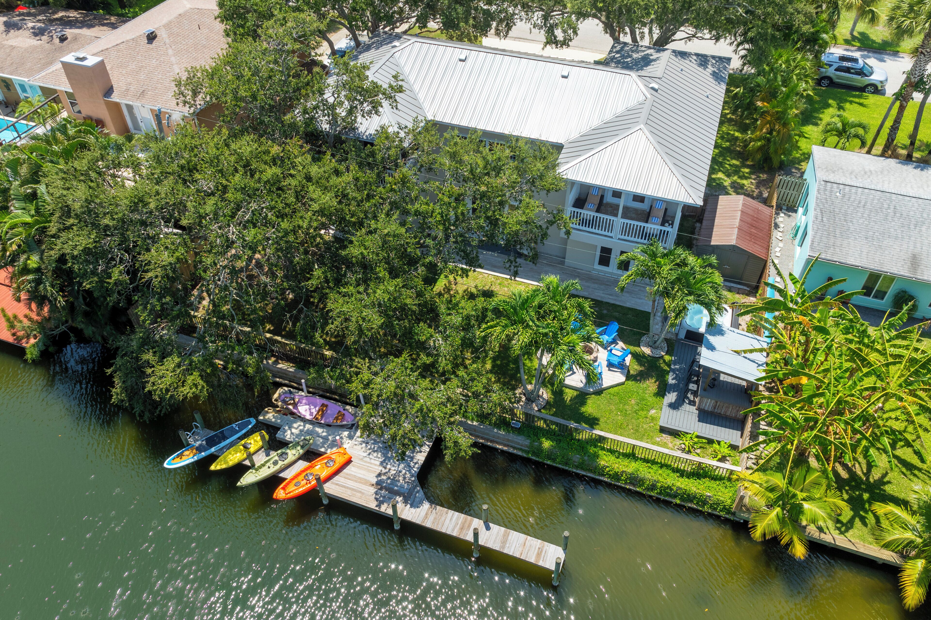 4BR Canal Front Oasis: Hot Tub, Tiki Bar, Fire Pit & Dock Walk to Beach & Dining
