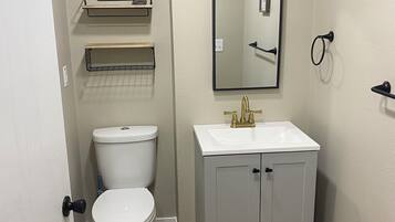 Hiustenkuivaaja, pyyhkeet, vessapaperi