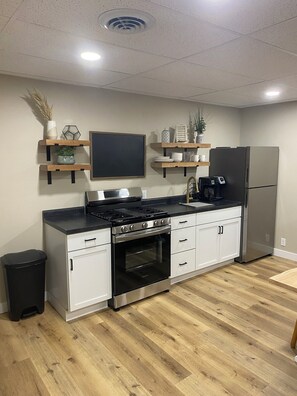 Réfrigérateur, micro-ondes, four, plaque de cuisson