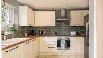 House, Garden View | Private kitchen | Electric kettle, toaster
