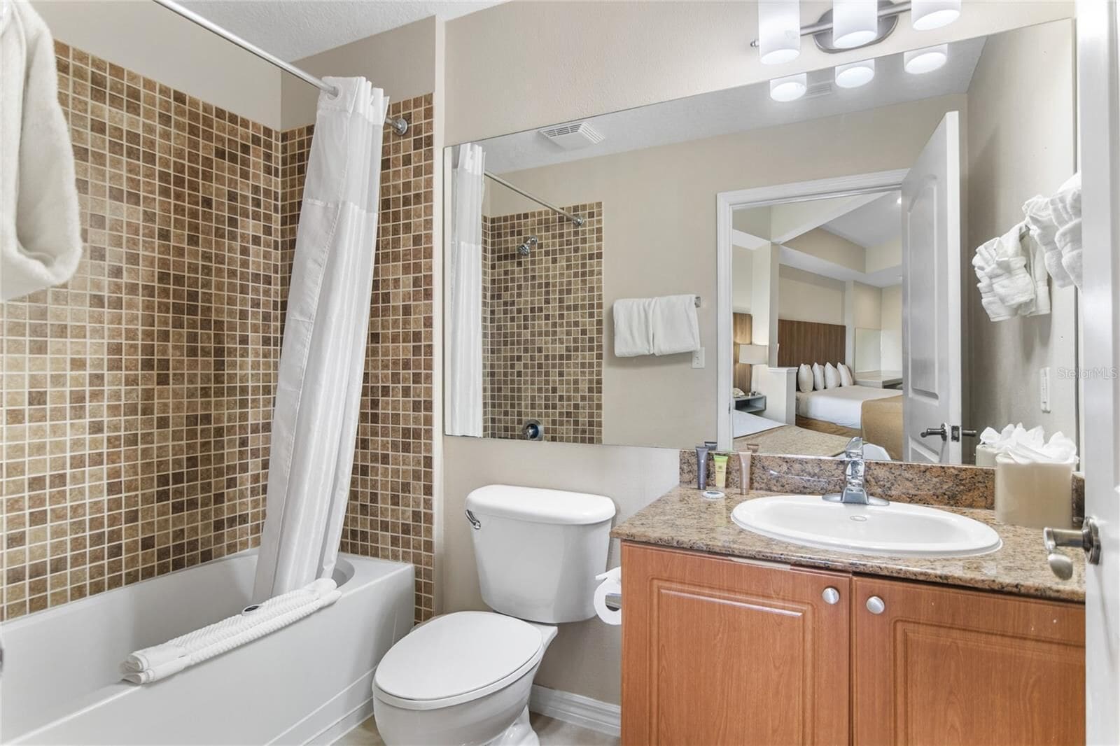 Une salle de bain moderne équipée d’une douche, de toilettes et d’un lavabo.