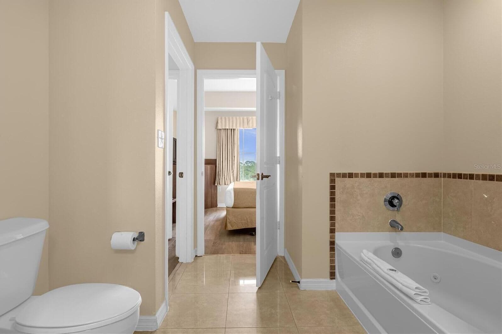 Un baño de hotel con inodoro, bañera y zona de ducha.