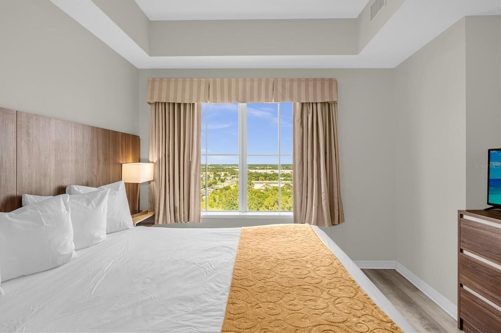 Desk, laptop workspace, iron/ironing board, free WiFi