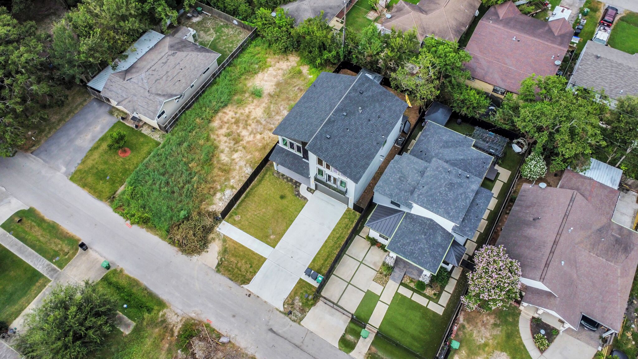 Garden of Eden! 4 Bedroom House in Downtown • 12 Beds • HotTub • PoolTable