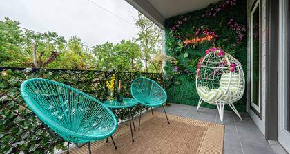 Garden of Eden! 4 Bedroom House in Downtown • 12 Beds • HotTub • PoolTable